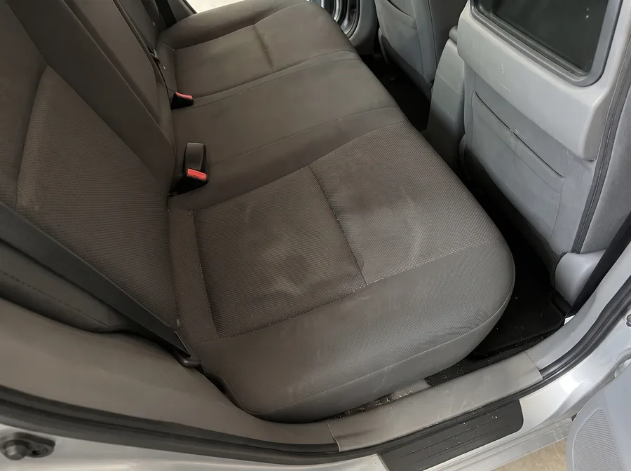 Coche · asientos traseros después de la higienización
