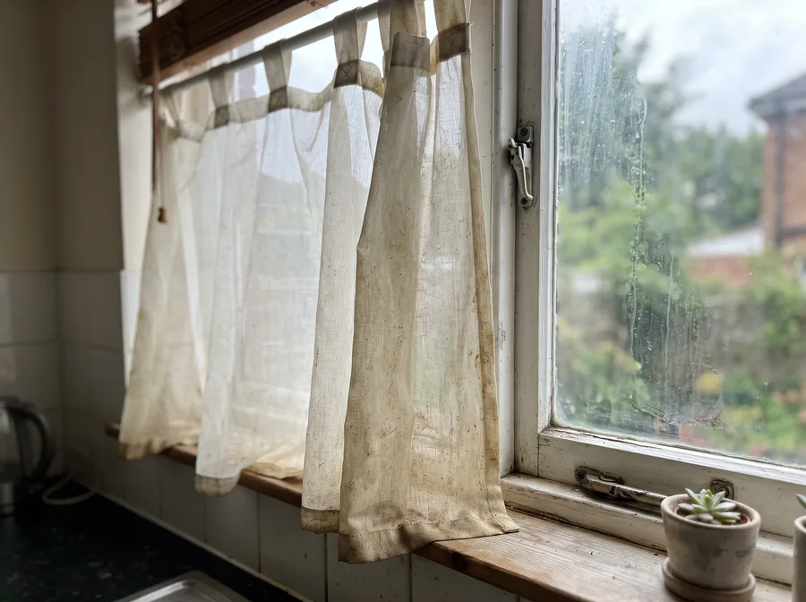 Visillos de cocina antes de la limpieza