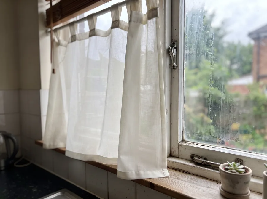 Visillos de cocina después de la higienización